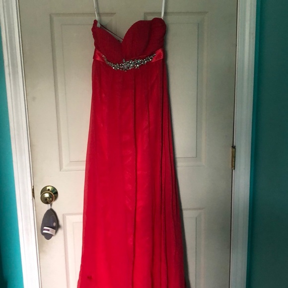 BEAUTIFUL RED PROM DRESS - Picture 1 of 5